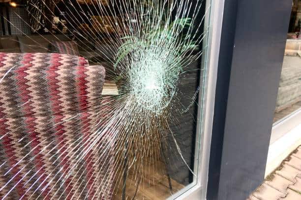 Vetrina negozio con vetro rotto sostituita da vetraio a Milano