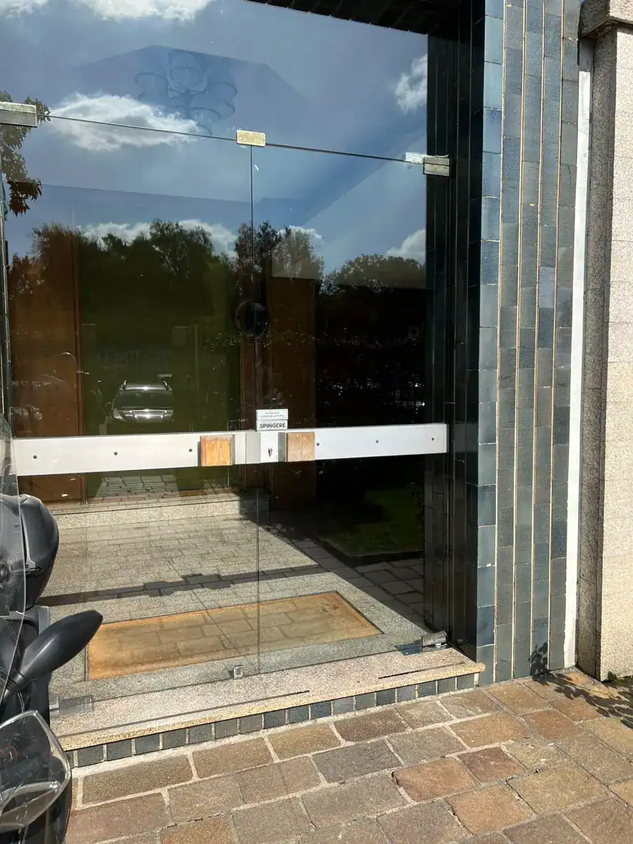 Porta in vetro di ingresso condominiale dopo la sostituzione del chiudiporta Gama Milano