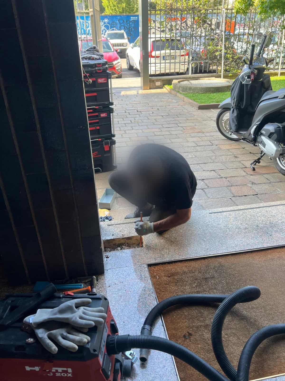 Riparazione porte Milano — tecnico Gama Milano al lavoro
